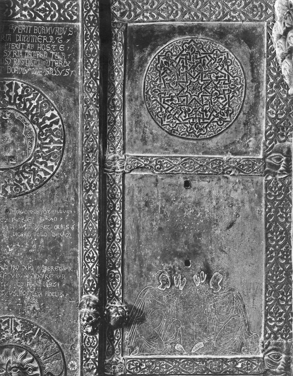 Bronsedør, mausoleum til Bohemund I av Hauteville (se også 266975) (detalj) (s/hvitt-bilde) av Italian School