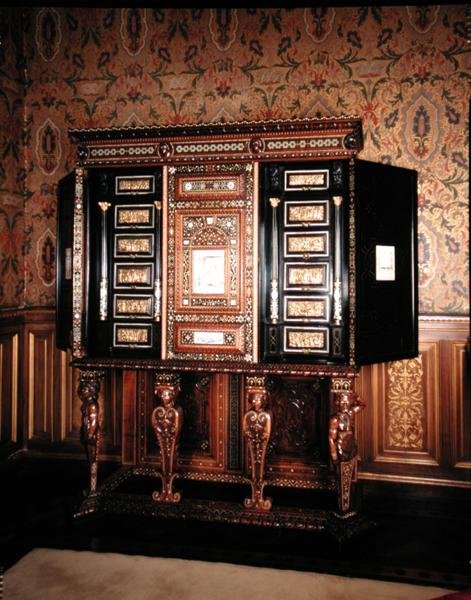 Kabinett gitt til Mary Queen of Scots (1542-87) og Francis II (1544-60) Dauphin av Frankrike som bryllupsgave (tre innlagt med elfenben og perlemor) (se 162450 for detaljer) av Italian School