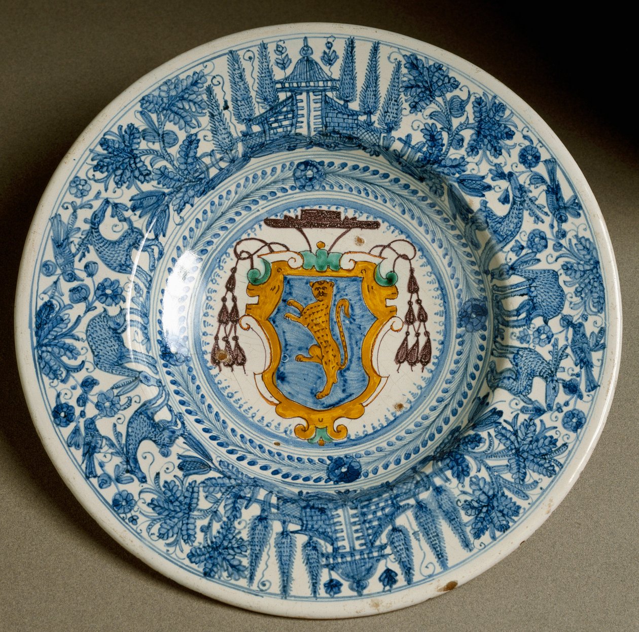 Kardinals våpenskjold. Keramisk plate produsert i Deruta, Italia. 1620 rundt Firenze, Museo Nazionale del Bargello av Italian School