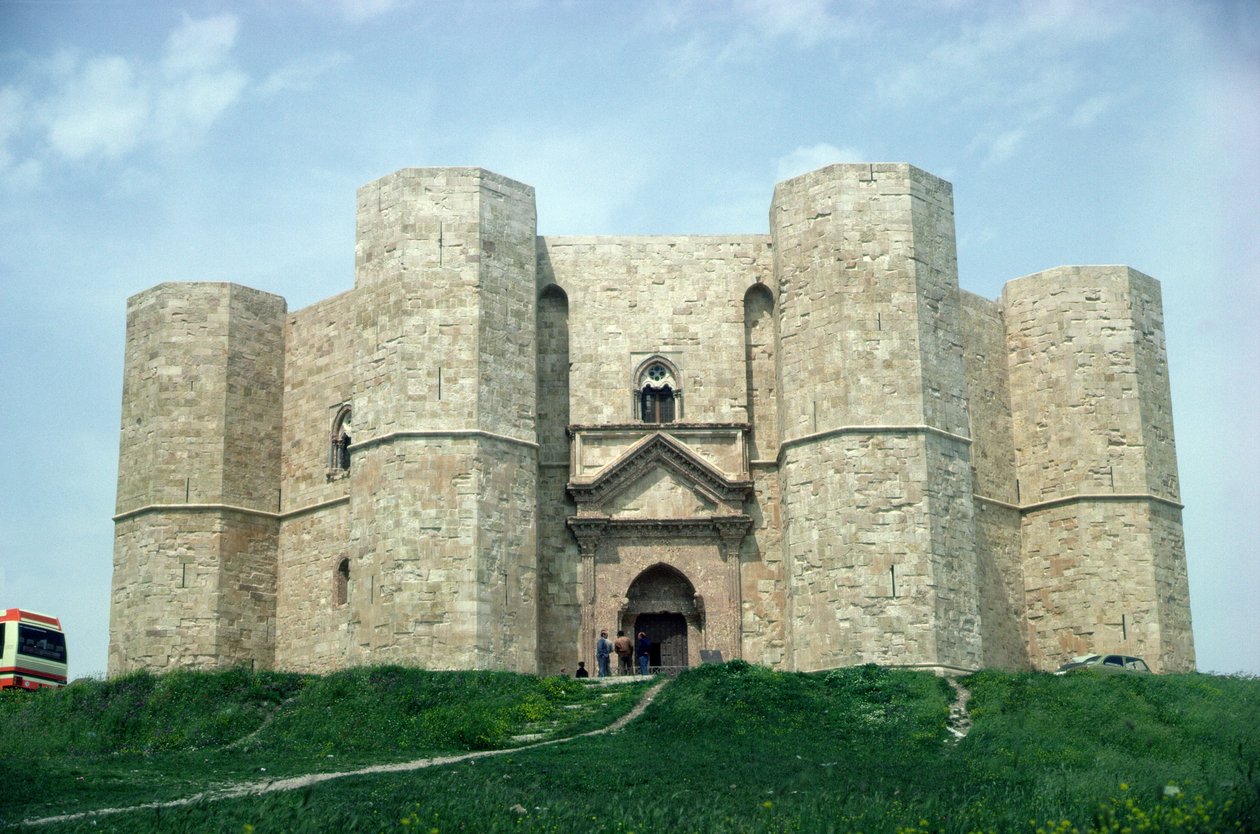 Castel del Monte, bygget under regjeringen til keiser Fredrik II (1194-1250) ca. 1240-50 av Italian School