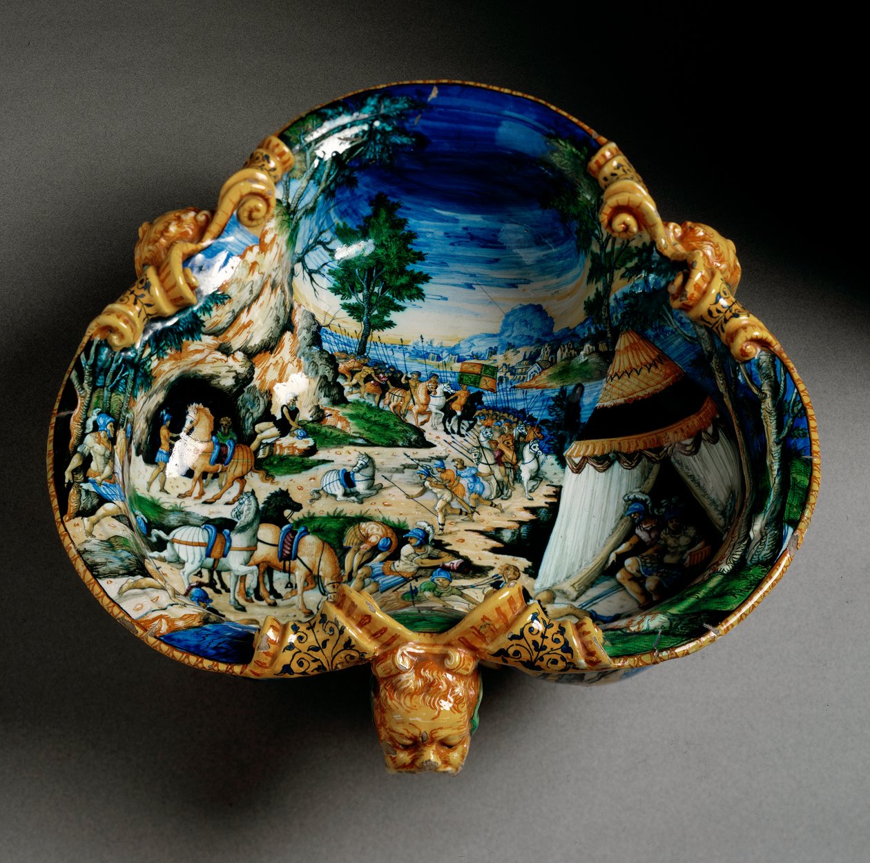 Keramisk kopp i form av en trefle dekorert av representasjonen av Hannibal under kryssingen av Alpene produsert i Urbino i verkstedet Fontana, Italia. 1550 rundt Firenze, Museo Nazionale del Bargello av Italian School