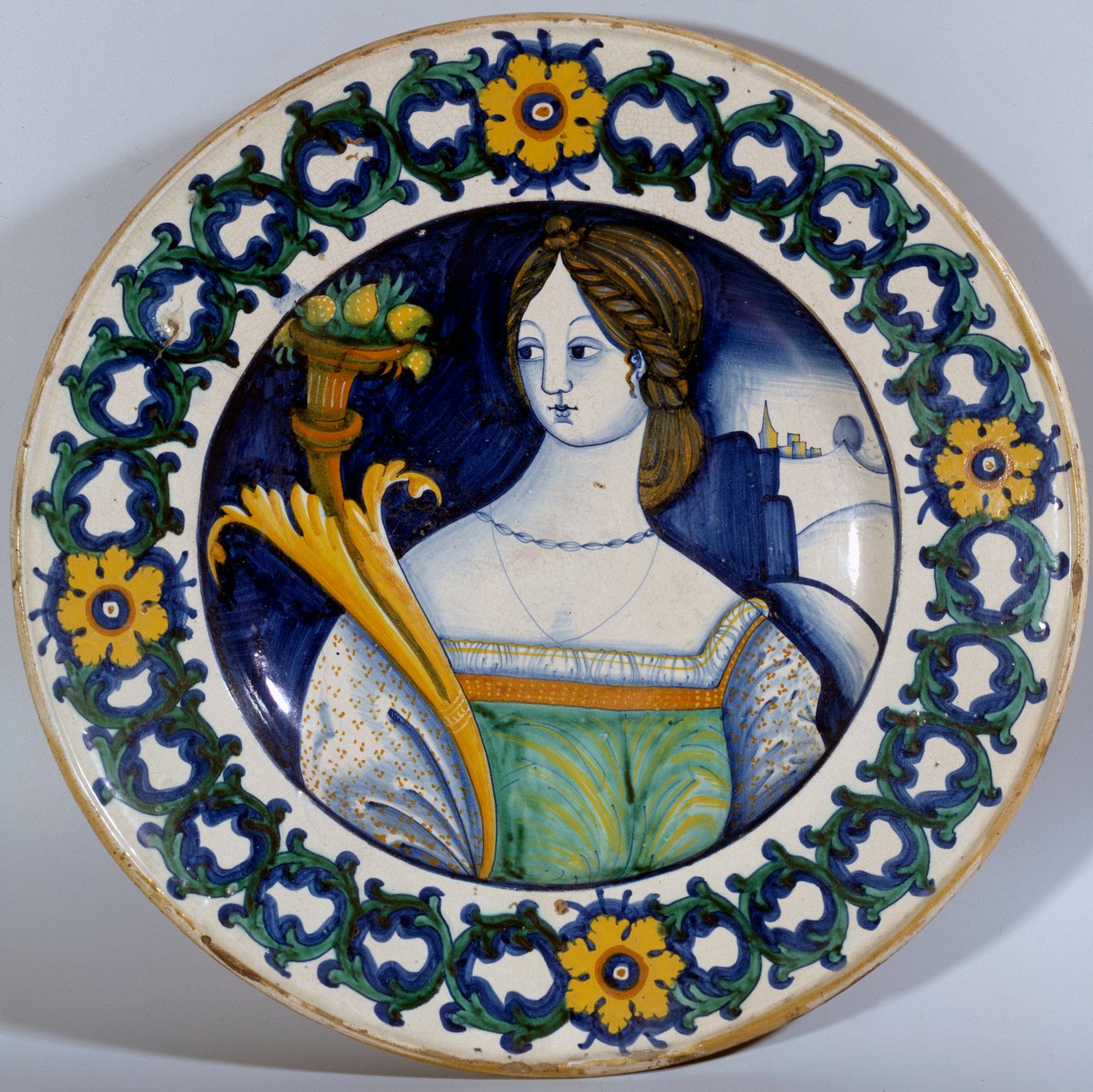 Keramisk plate av Deruta decoree med portrett av en kvinne. Rundt 1510 Sevres. Porselensproduksjon av Italian School
