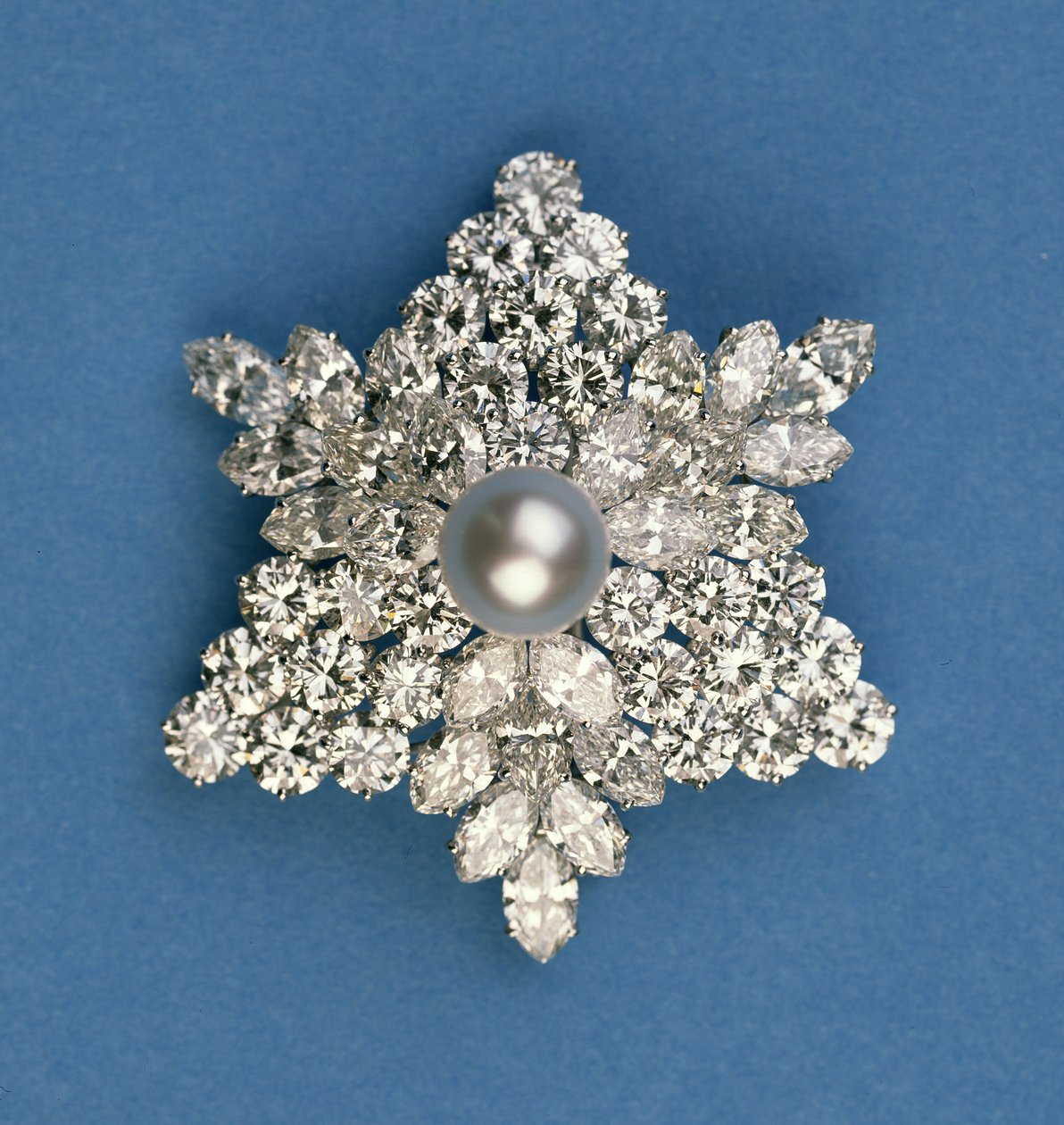 Sirkulær og marquise diamant snøfnuggbrosje fra Bulgari av Italian School