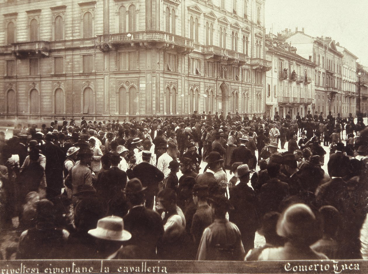 Innbyggerne utfordrer kavaleriet til general Bava Beccaris, under opptøyene i Milano, 6.-9. mai 1898 av Italian School