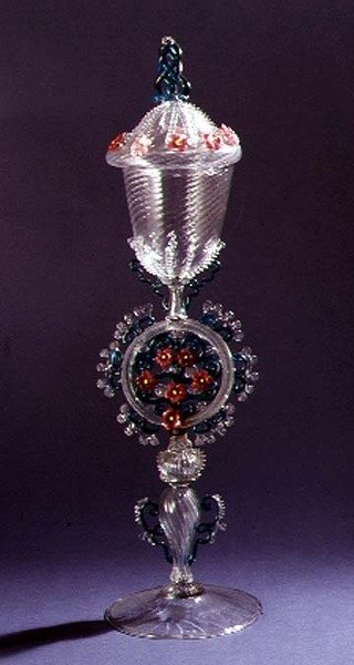Fargeløs beger med forseggjort farget stilk av Salviati & Co., 1869 (glass) av Italian School