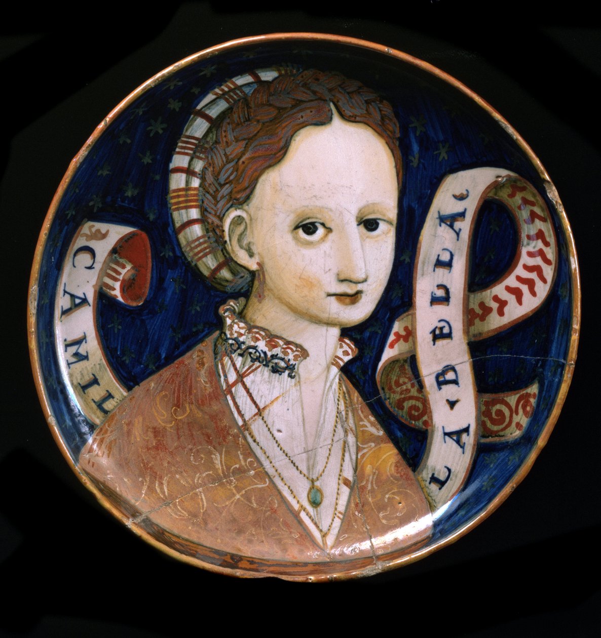 Kopp dekorert med kvinneansikt (Camilla bella). Det er en majolika-plate som menn tilbød kvinnene de elsket (coppa amatoria) 1530-1537 Diam. 21 cm Eremitagemuseet St. Petersburg av Italian School