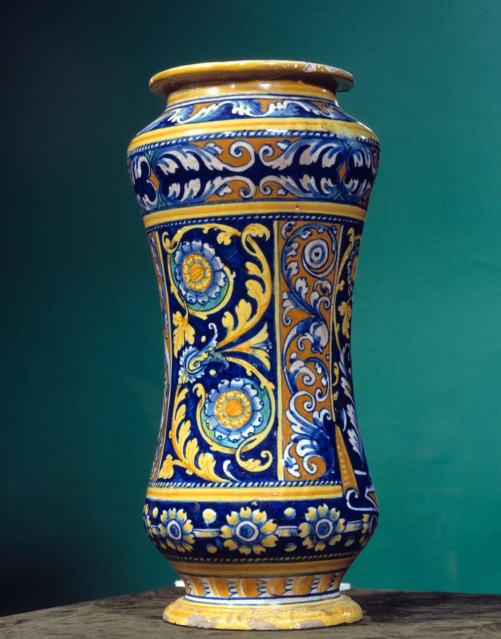 Sylindrisk vase albarello (et apotek) i majolic (maiolica) med vekselvis blå og oransje gul bakgrunn. 1540-1550 av Italian School