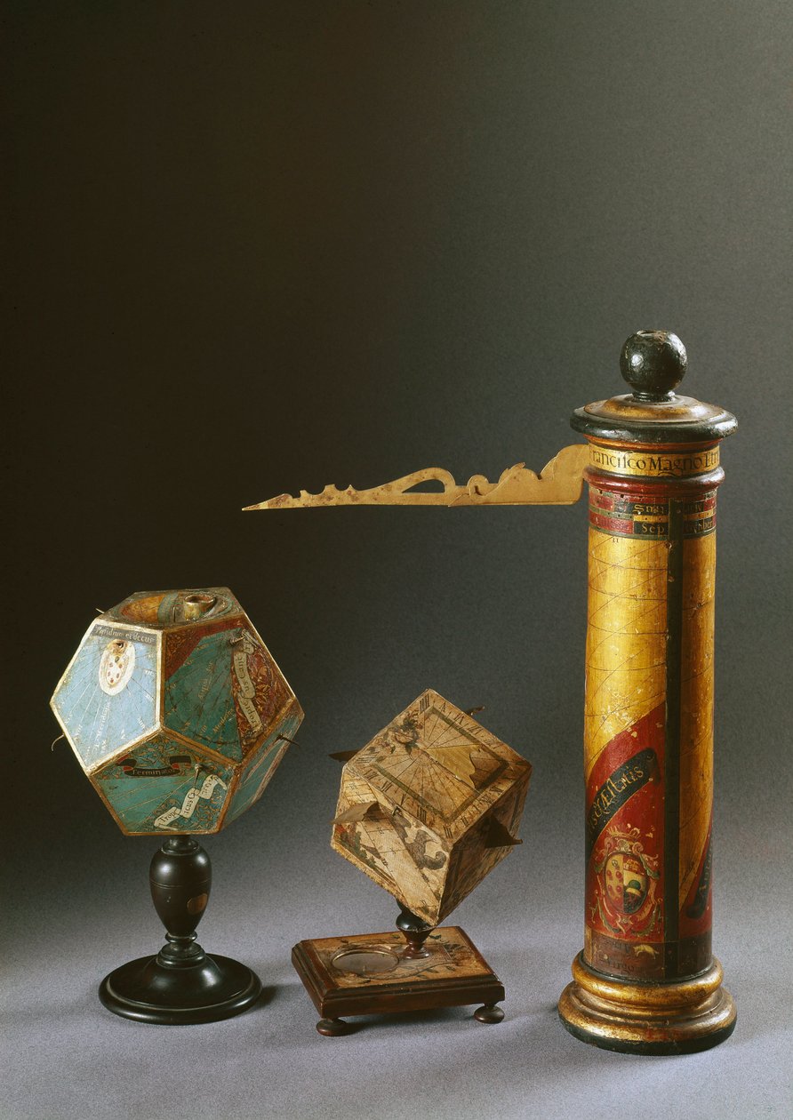 Ulike typer solklokke i tre: høyre sylindrisk klokke laget for Francesco I de Medici (Francois I de Medicis) (1541-1587); de to andre er polyedriske. Firenze fra 1500-tallet, Istituto e Museo di Storia delle Scienze av Italian School