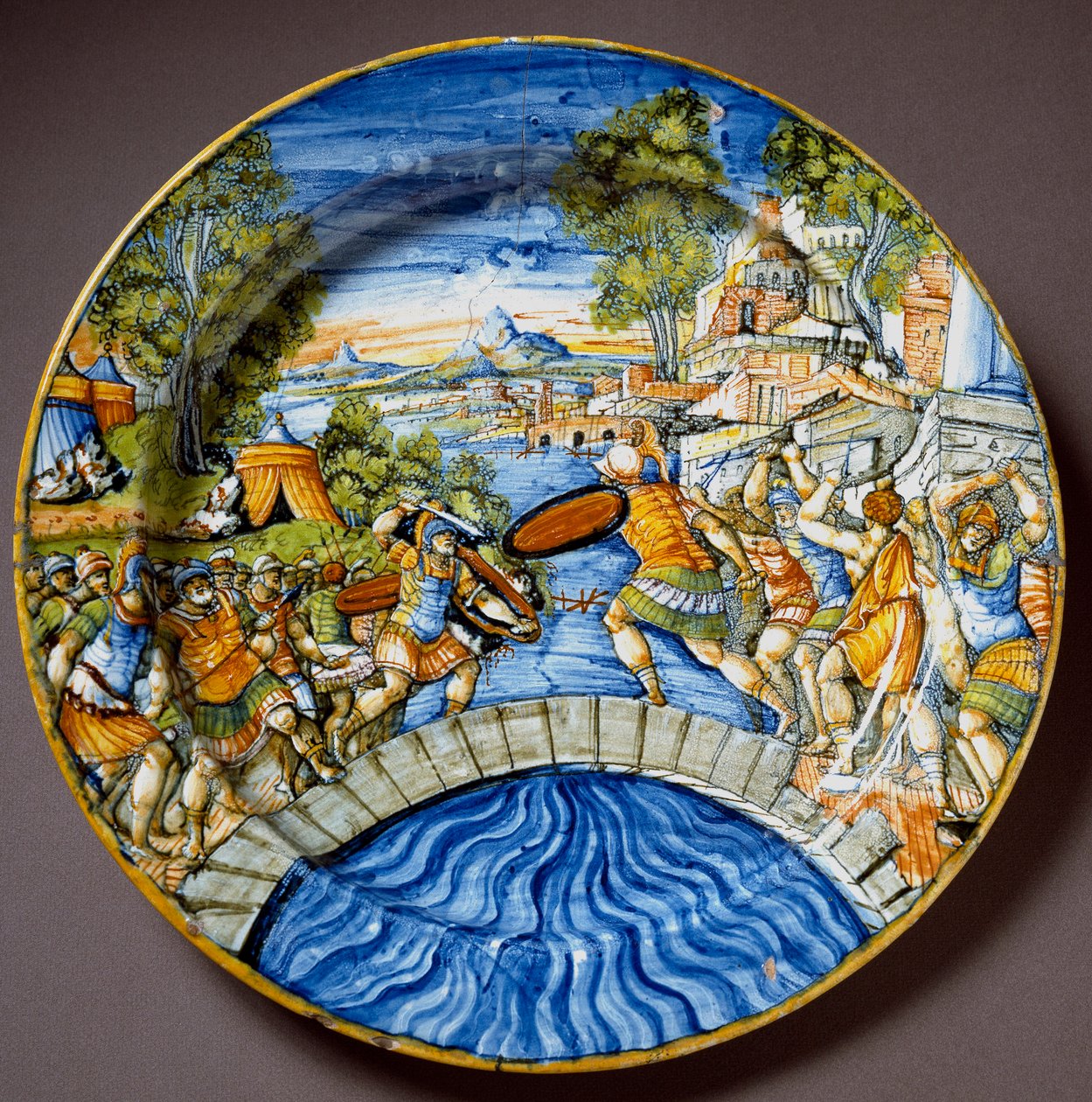 Episode av forsvaret av Sublicius-broen av de legendariske romerske heltene Horatius Cocles under kampene mot den etruskiske keramiske platen produsert i Urbino i verkstedet Fontana, Italia. 1560 rundt Firenze, Museo Nazionale del Bargello av Italian School