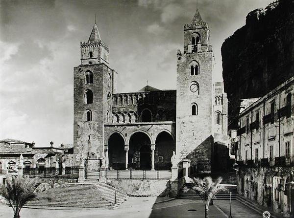 Eksteriør av Duomo, startet i 1131 av kong Roger II (d.1154) av Sicilia (s/hvitt foto) av Italian School