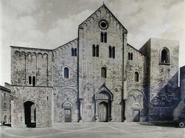 Fasade på basilikaen, grunnlagt i 1087 for å motta relikviene til St. Nicolas (s/hvitt foto) av Italian School