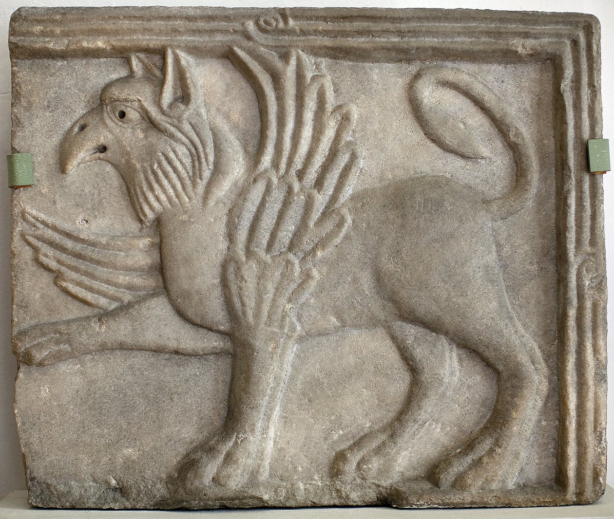 Griffon (eller grype). Lavrelieff skulpturert, marmor, Venezia (Italia) 1100-tallet. Nasjonalgalleriet, Sternberg-palasset, Praha (Tsjekkia). av Italian School