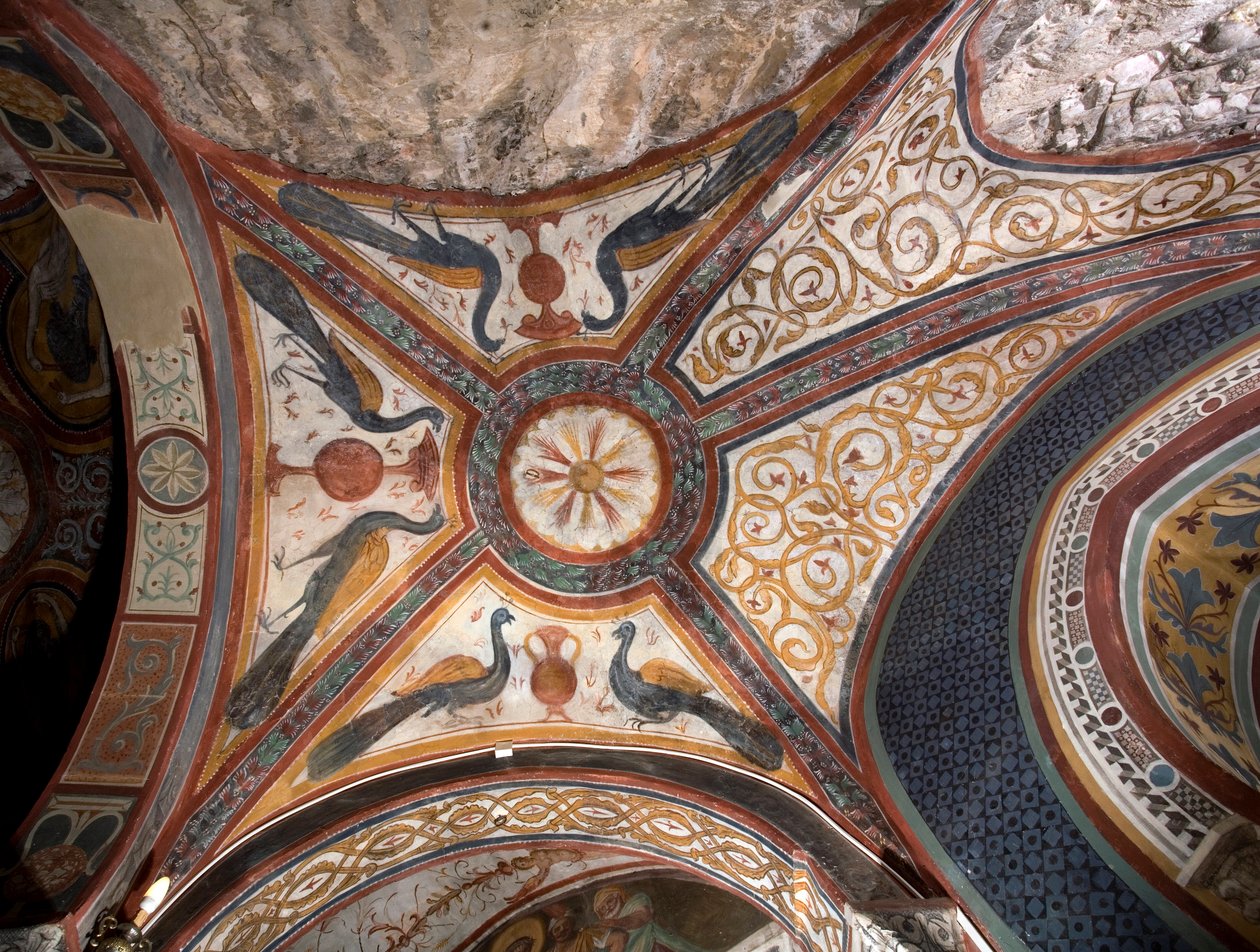Innvendig utsikt over kapellet Saint Gregoire (Gregorio) dekorert med fresker av bysantinske påvirkninger laget av den romerske skolen på begynnelsen av 1200-tallet. Klosteret Saint Benedetto (Sacro Speco), Subiaco (Roma), Italia av Italian School