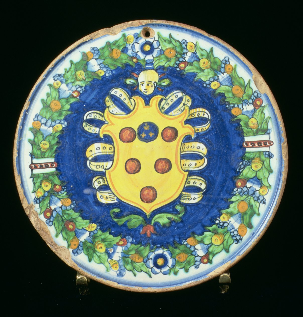 Maiolica-plate med Medici-våpenet med en kant av løvverk og frukt, italiensk, 1500-tallet av Italian School