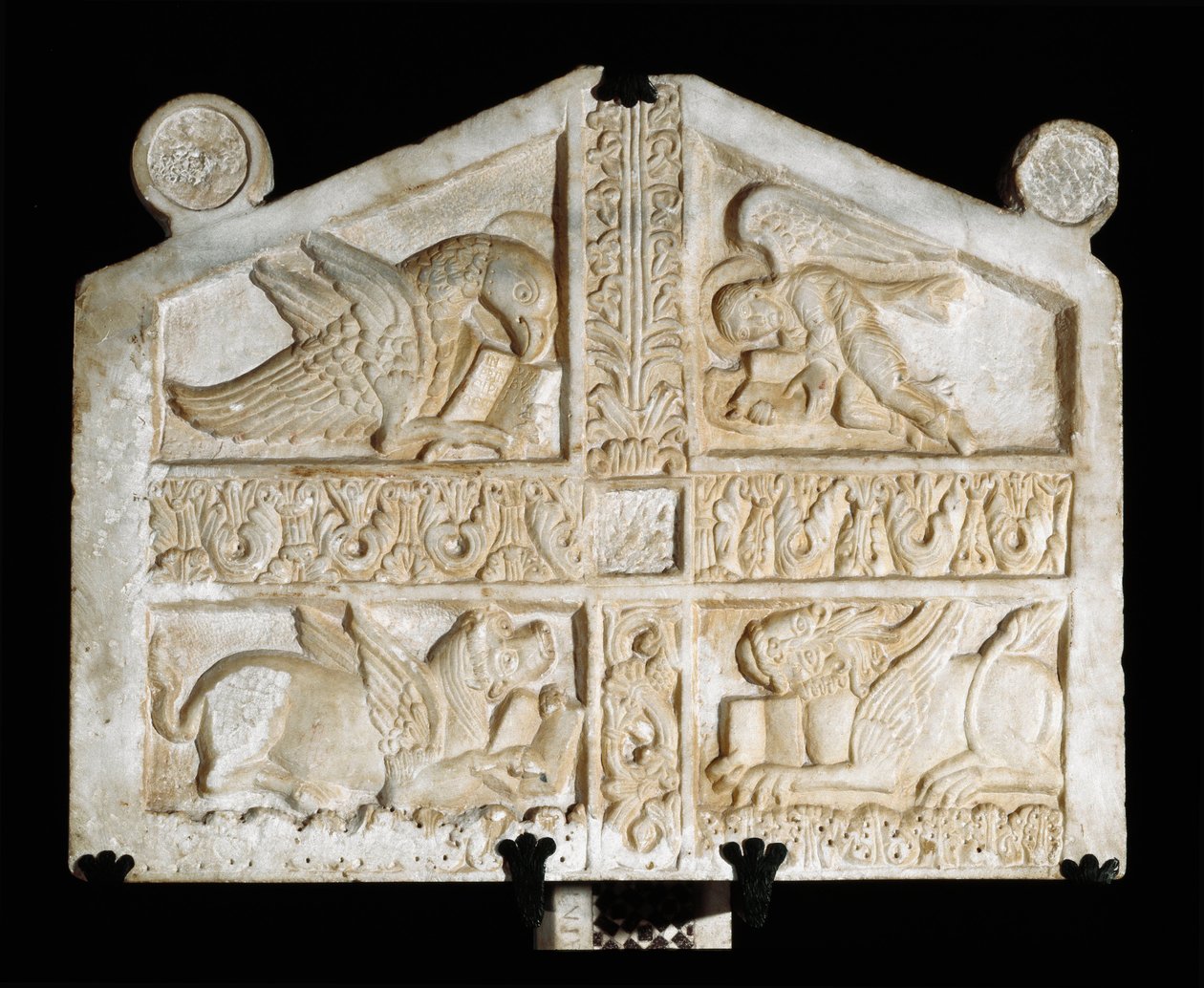 Marmorskulptur med symboler på evangelister (tetramorf). Anonym langobardisk billedhugger fra 900-tallet. Fara Sabina (Rieti), Abbazia di Farfa av Italian School