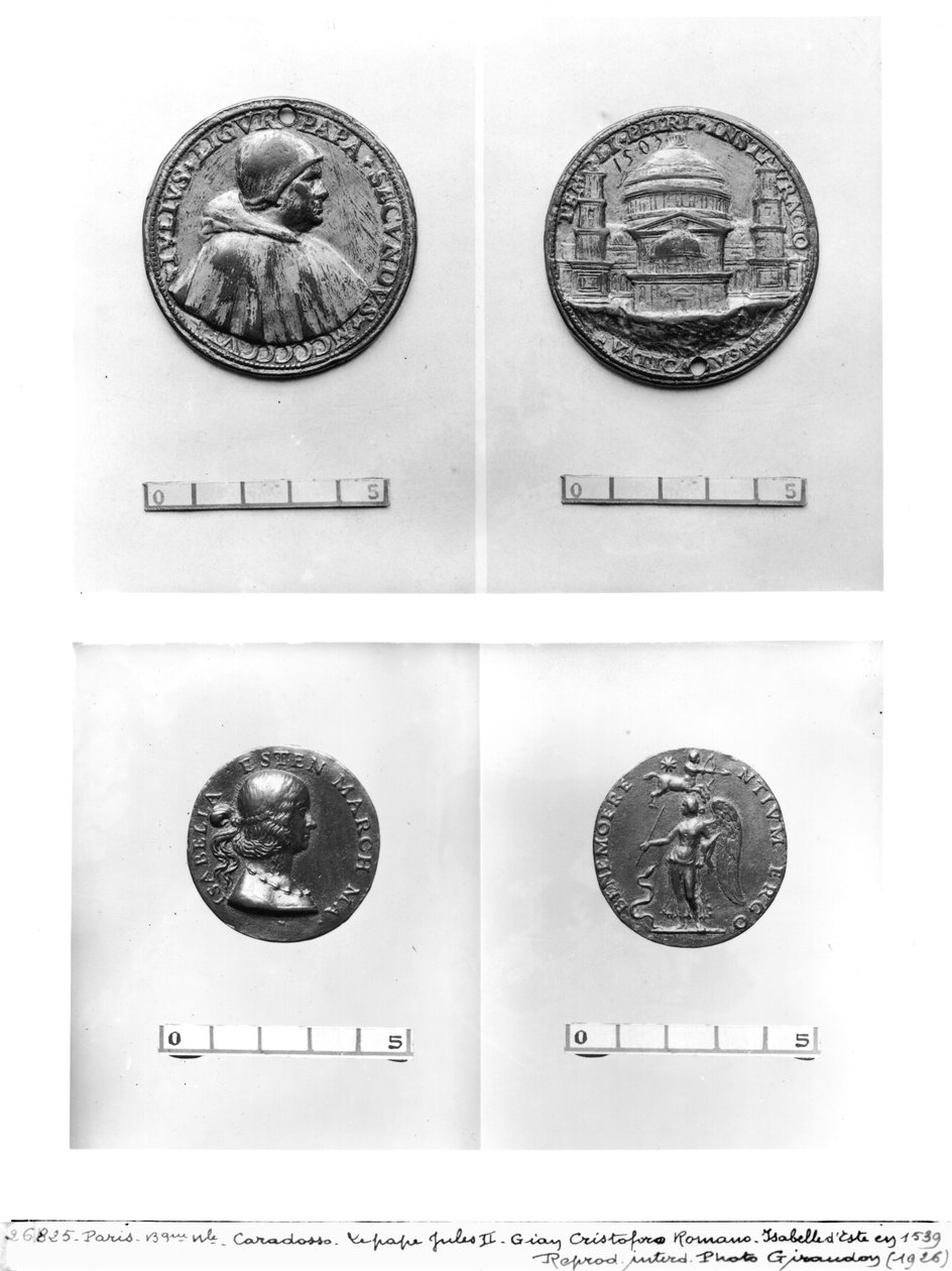 Medaljer som viser pave Julius II (1443-1513) med St. Peters av Caradosso og Isabella dEste (1474-1539) av Gian Cristoforo Romano (1465-1512) (metall) av Italian School