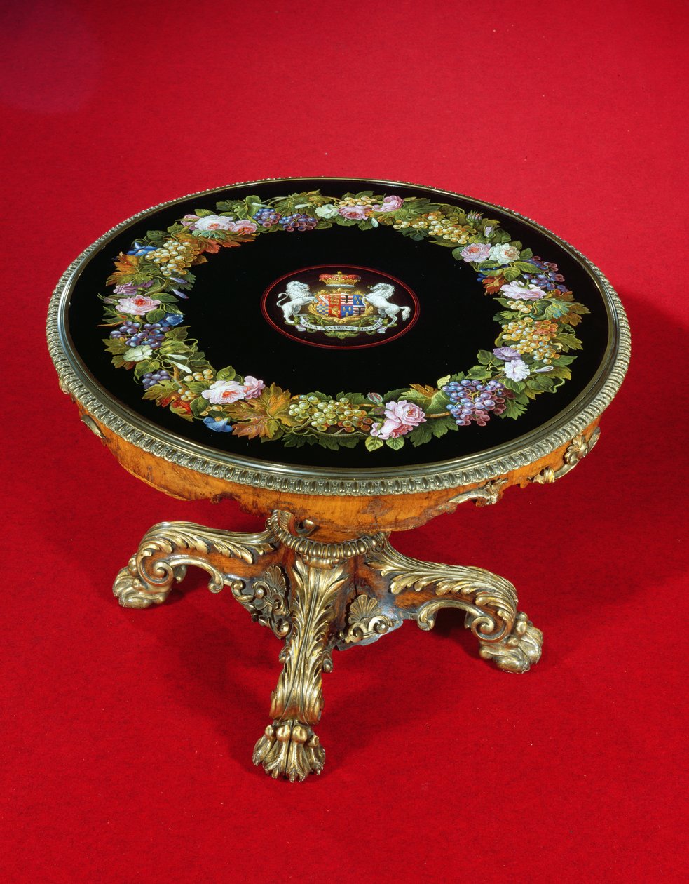Mikromosaikkbord med Norfolk og Leveson-Gower våpenskjold, 1847 (tre, metall og mikromosaikk) av Italian School