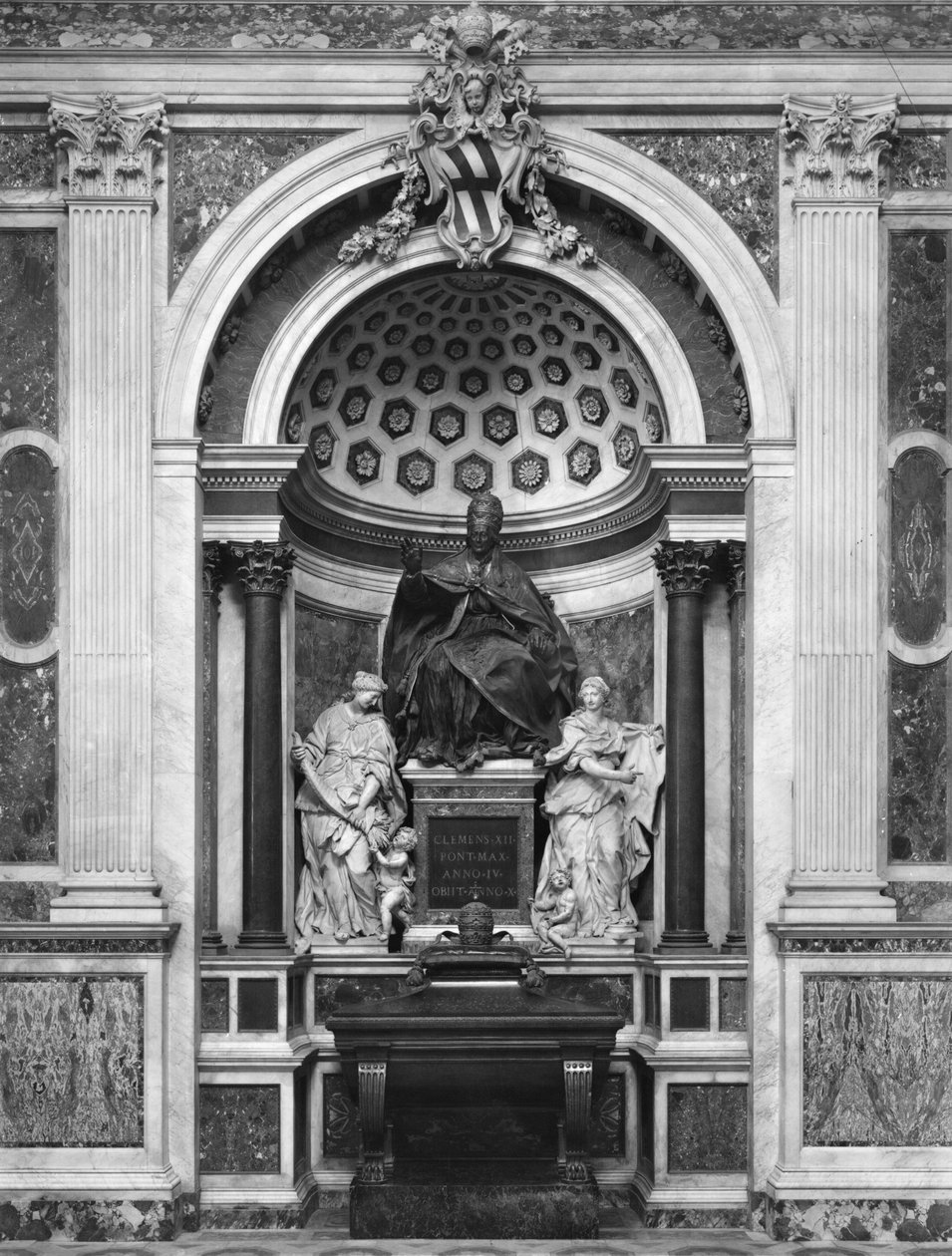 Monument til pave Clemens XII (1652-1740) med porfyrurne og søyler, fra Pantheon (bronse, marmor, porfyr) (s/hvitt foto) av Italian School
