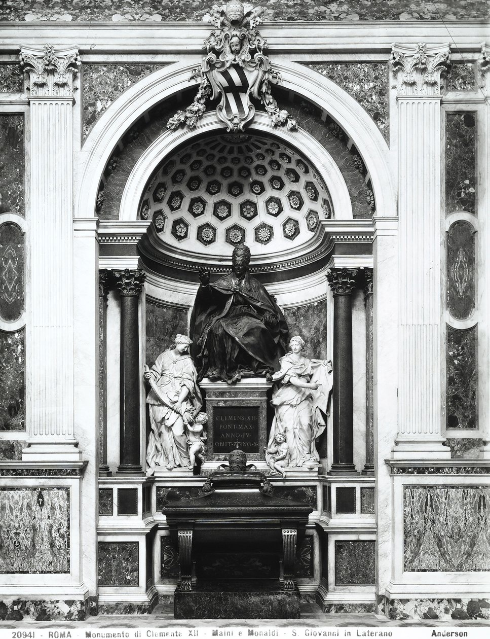 Monument til pave Clemens XII (1652-1740) med porfyr urne og søyler fra Pantheon, mellom Temperance (L.) og Prudence (R.) i Corsini Chapel (bronse, marmor, porfyr) (s/h foto) av Italian School