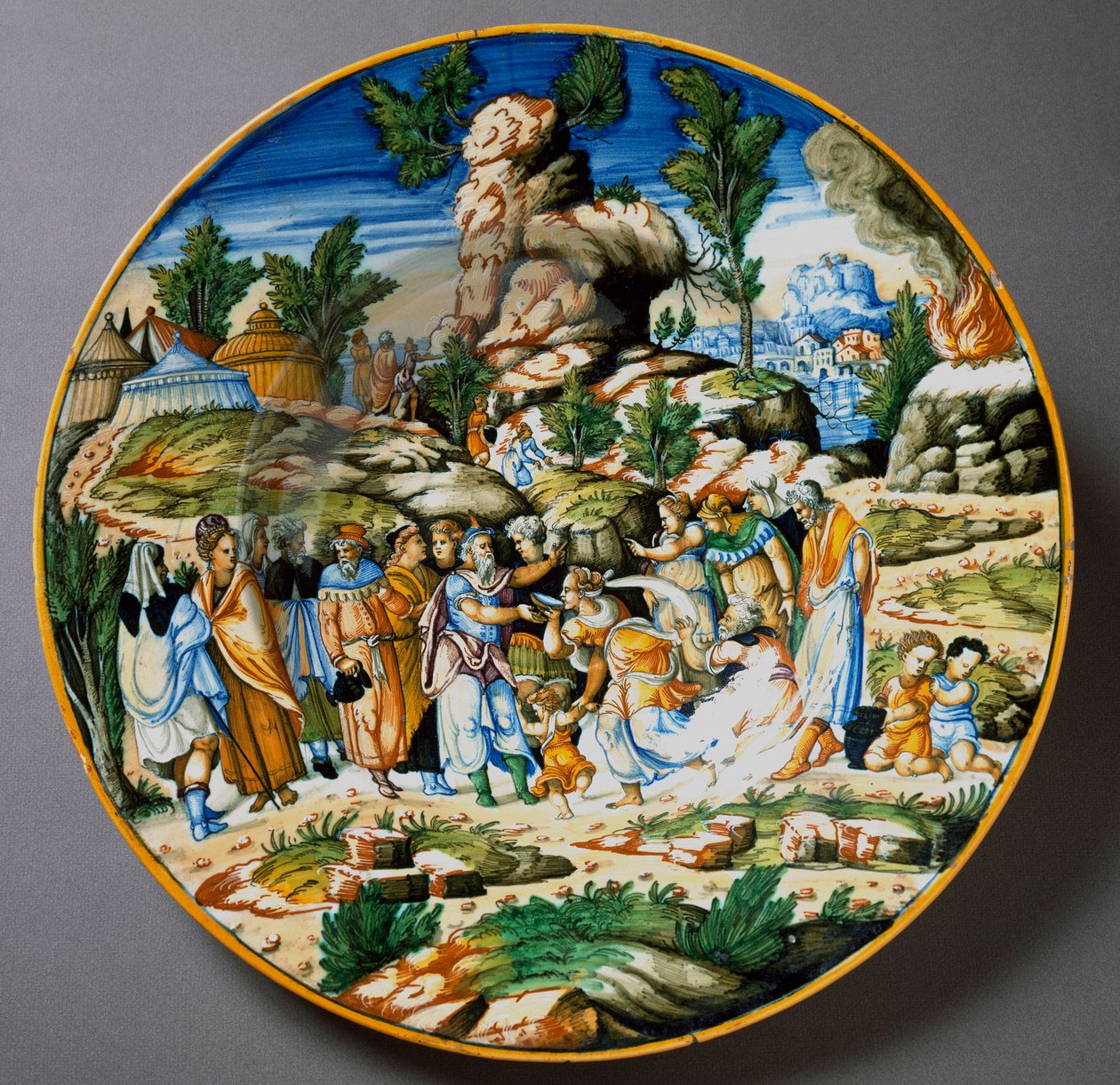 Moses hever vann fra steinen og gir en drink til Israels folk Keramisk plate produsert i Urbino i verkstedet Fontana, Italia. 1560 ca. Firenze, Museo Nazionale del Bargello av Italian School