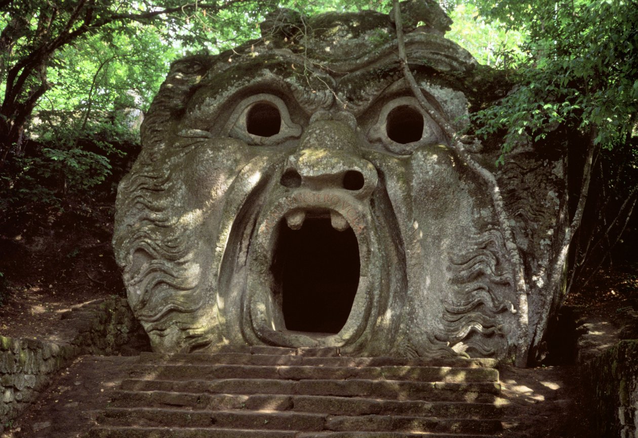 Munnen til en fantastisk hule, steinskulptur i "Parco dei Mostri" av Italian School
