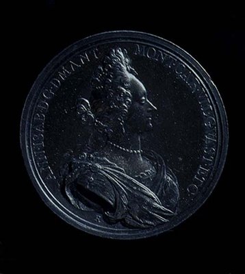 Forside av en portrettmedalje av Anna Isabella av Mantua, preget 1698. Innskrift: ANN-I SAB- D G MANT MONT CAR VIL GVAST ET C (sølv) (for bakside se 119198) av Italian School