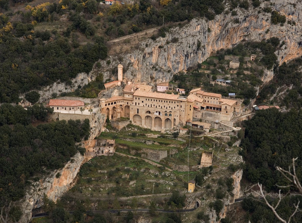 Oversikt over klosteret St. Benedetto (Sacro Speco) bygget fra 1100-tallet, Subiaco (Roma), Italia av Italian School
