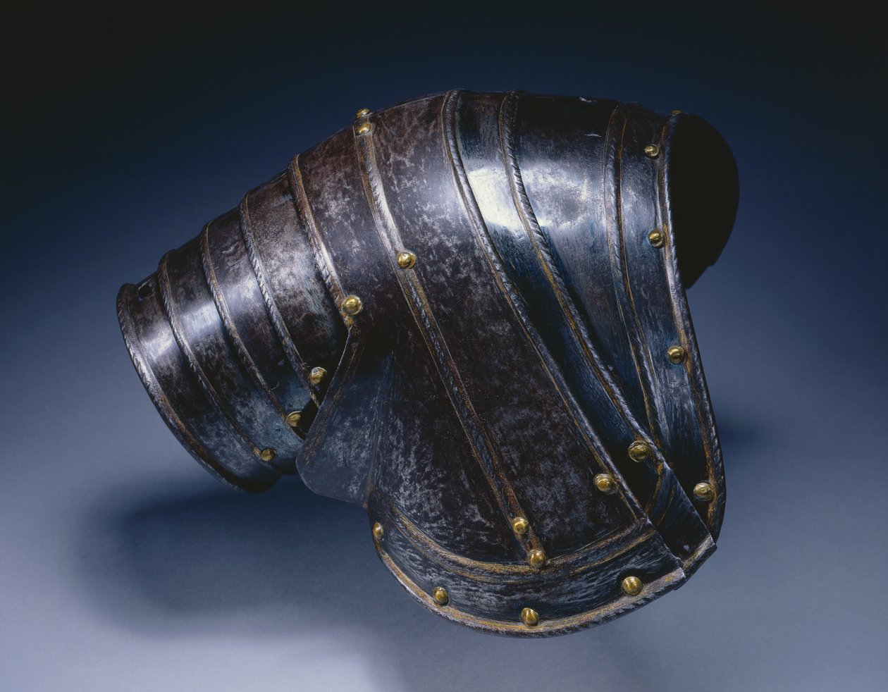 Pauldron for høyre skulder, ca. 1560-70 (blått og forgylt stål) av Italian School