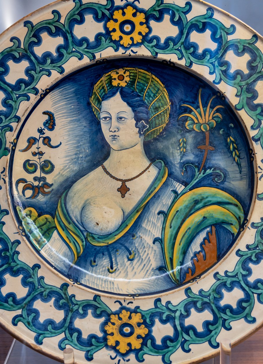 Tallerken dekorert av en vakker kvinnebyste, med en tornekronemotiv, første halvdel av 1500-tallet (majolica) av Italian School