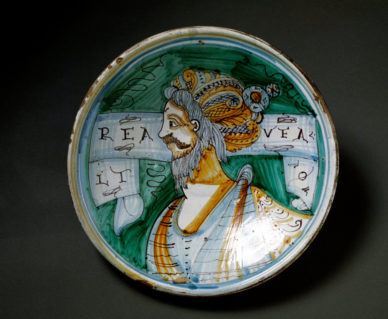 Portrett av en mann med turban. Keramisk plate produsert i Viterbo, Italia. Firenze fra 1600-tallet, Museo Nazionale del Bargello av Italian School