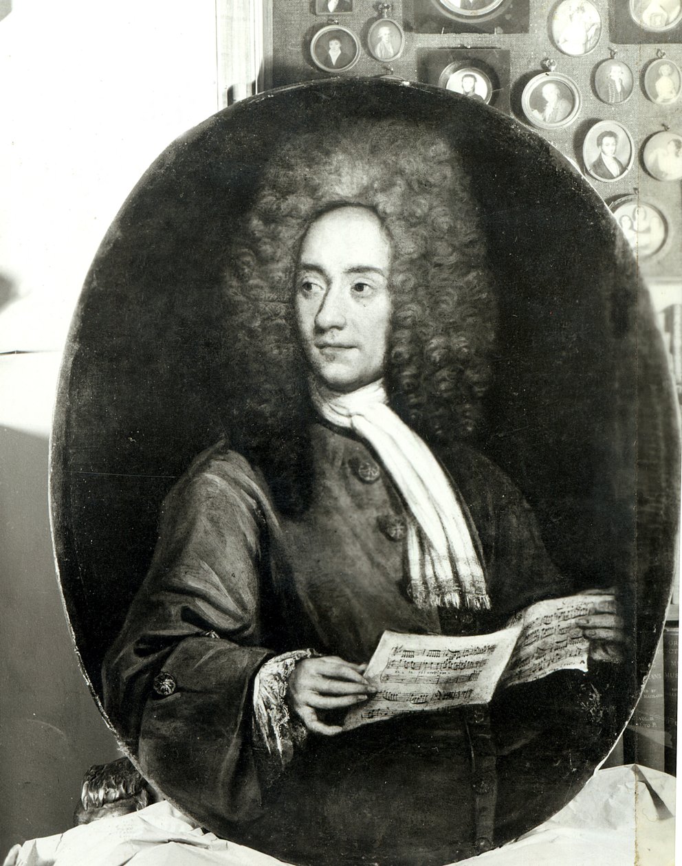 Portrett av komponisten Tomaso Giovanni Albinoni (1671-1751) holder et partitur av Italian School