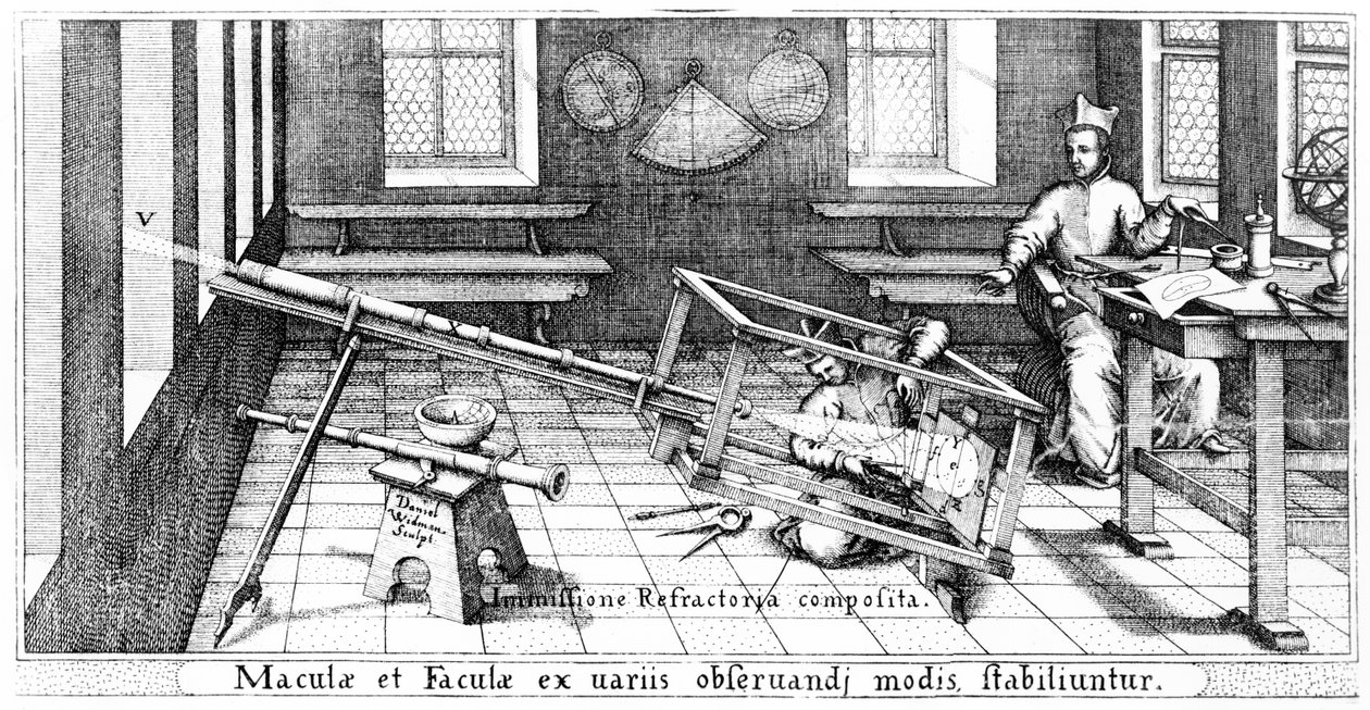 Projisere bildet av solen gjennom et refrakterende teleskop for å studere solflekker, illustrasjon fra Rosa Ursina av Christoph Scheiner, publisert i 1630 av Italian School
