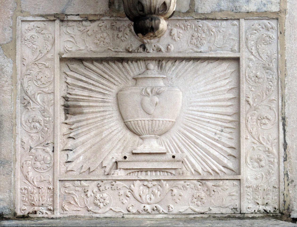 Representasjon av den hellige gral i katedralen i Milano (Duomo di Milano) av Italian School