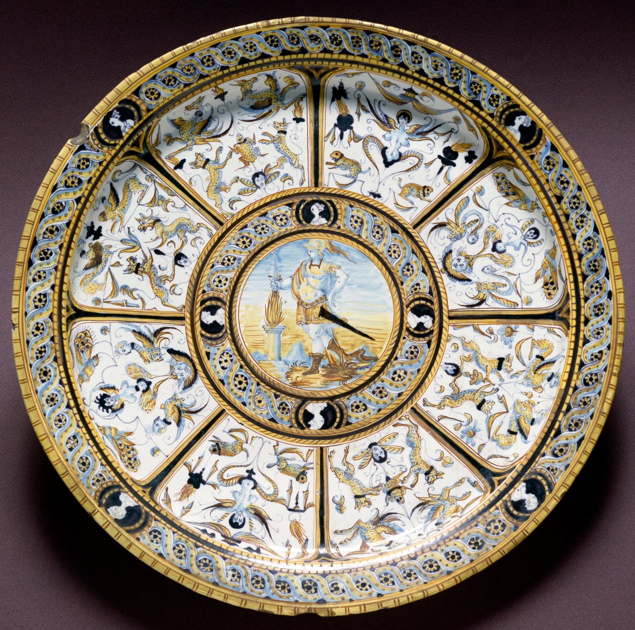 Representasjon av de romerske heltene Scaevola (Muzio Scevola) Keramisk plate produsert i Urbino, Italia. 1590 ca. Firenze, Bargello nasjonalmuseum av Italian School