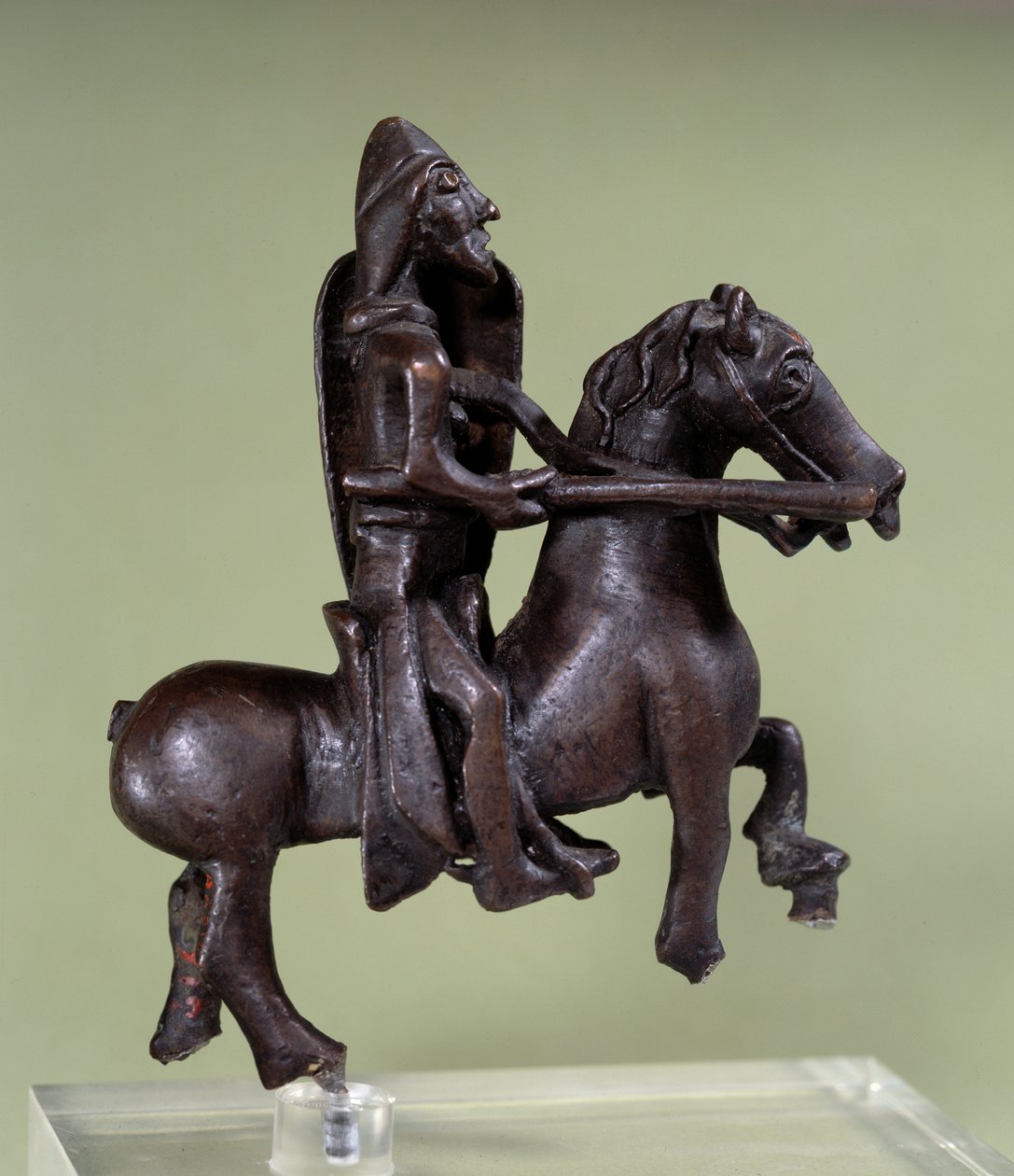 Romansk kunst: bronse ridderstatuett med rustning. Bronseskulptur av den italienske skolen. 11. eller 12. århundre. Paris, Louvre-museet av Italian School