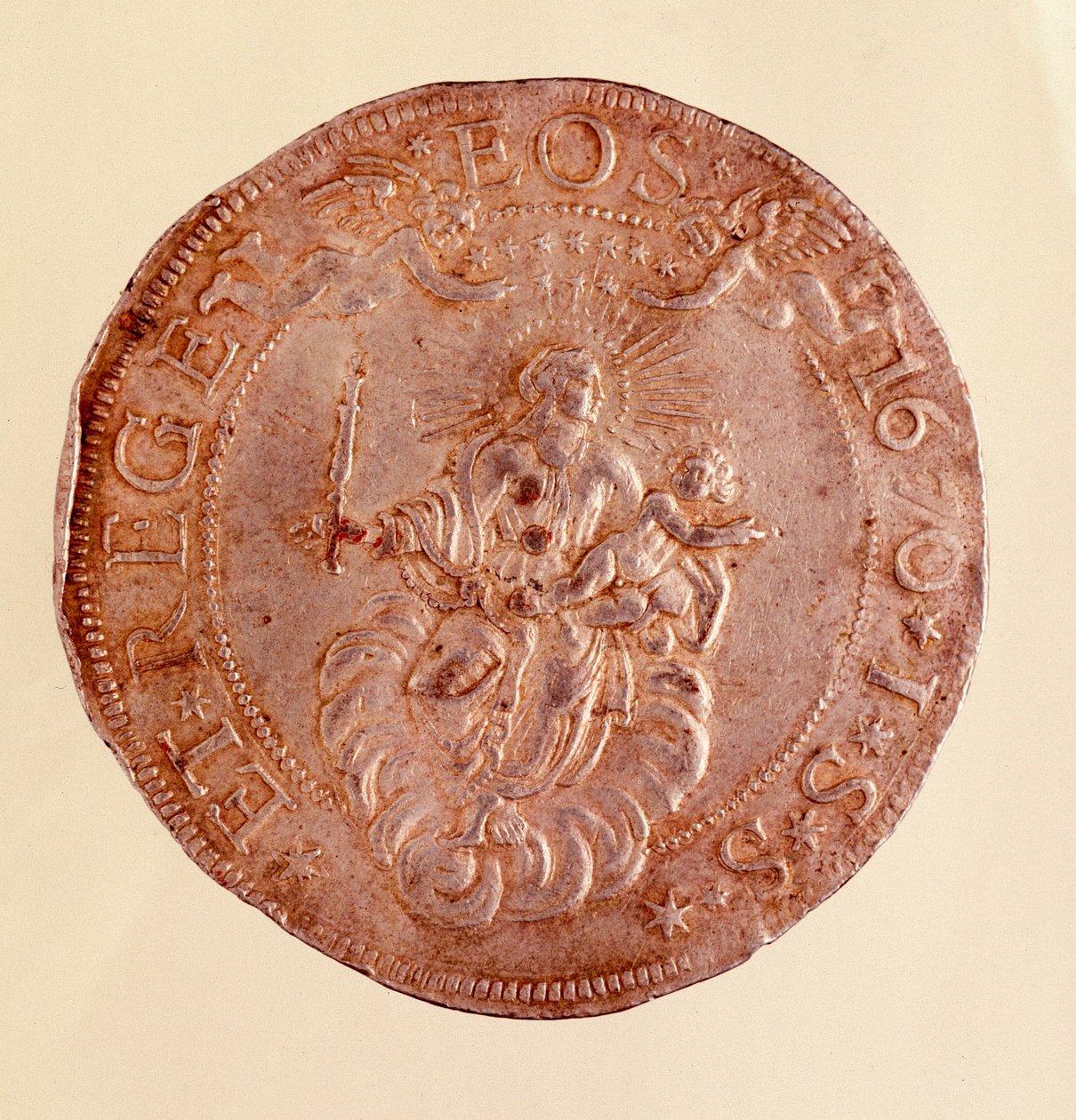 Sølvmynt fra republikken Genova (gener) med representasjon av jomfru Maria med Jesus-barn. 1670. Diam. 5,8 cm Napoli, museo archeologico av Italian School