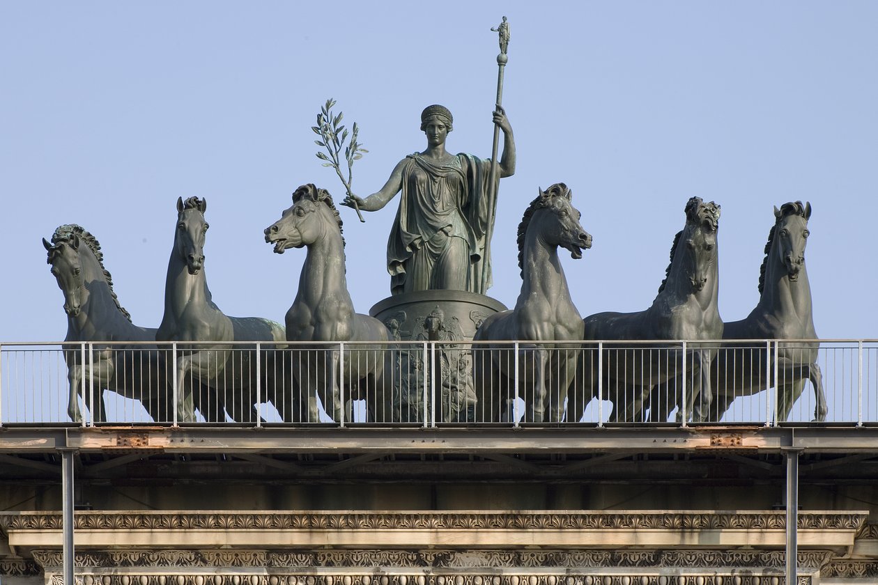 Seks-hesters vogn, detalj av Arch of Peace, Milano, Italia av Italian School