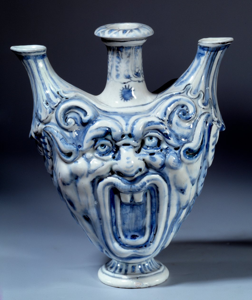 Myk porselensflaske fra 1500-tallet, laget av produsent av Francois II de Medicis (1544-1560) Sevres, porselensproduksjon av Italian School