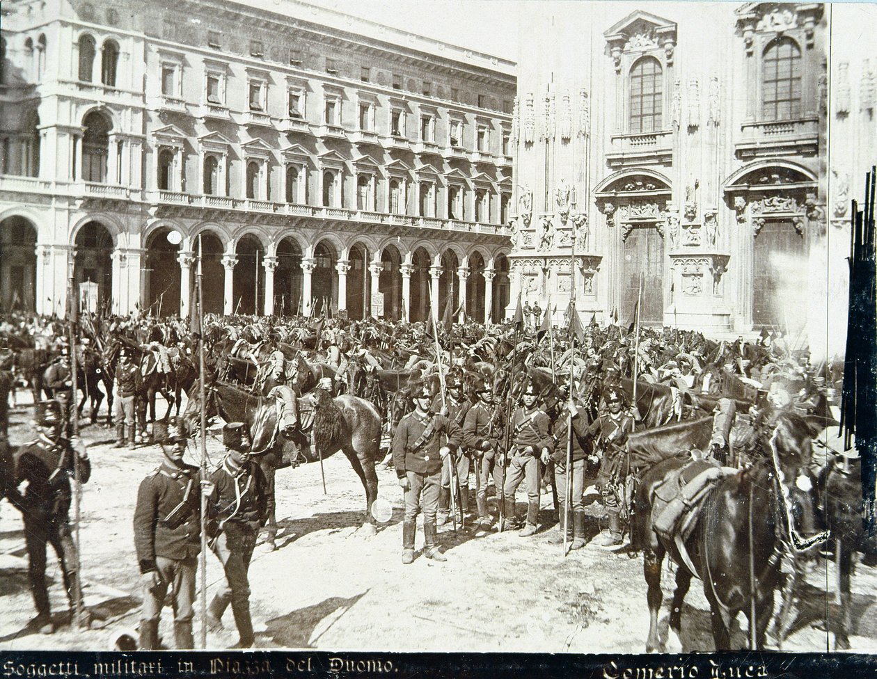 Soldater, under kommando av general Bava Beccaris, foran katedralen, under opptøyene i Milano, 6.-9. mai 1898 av Italian School