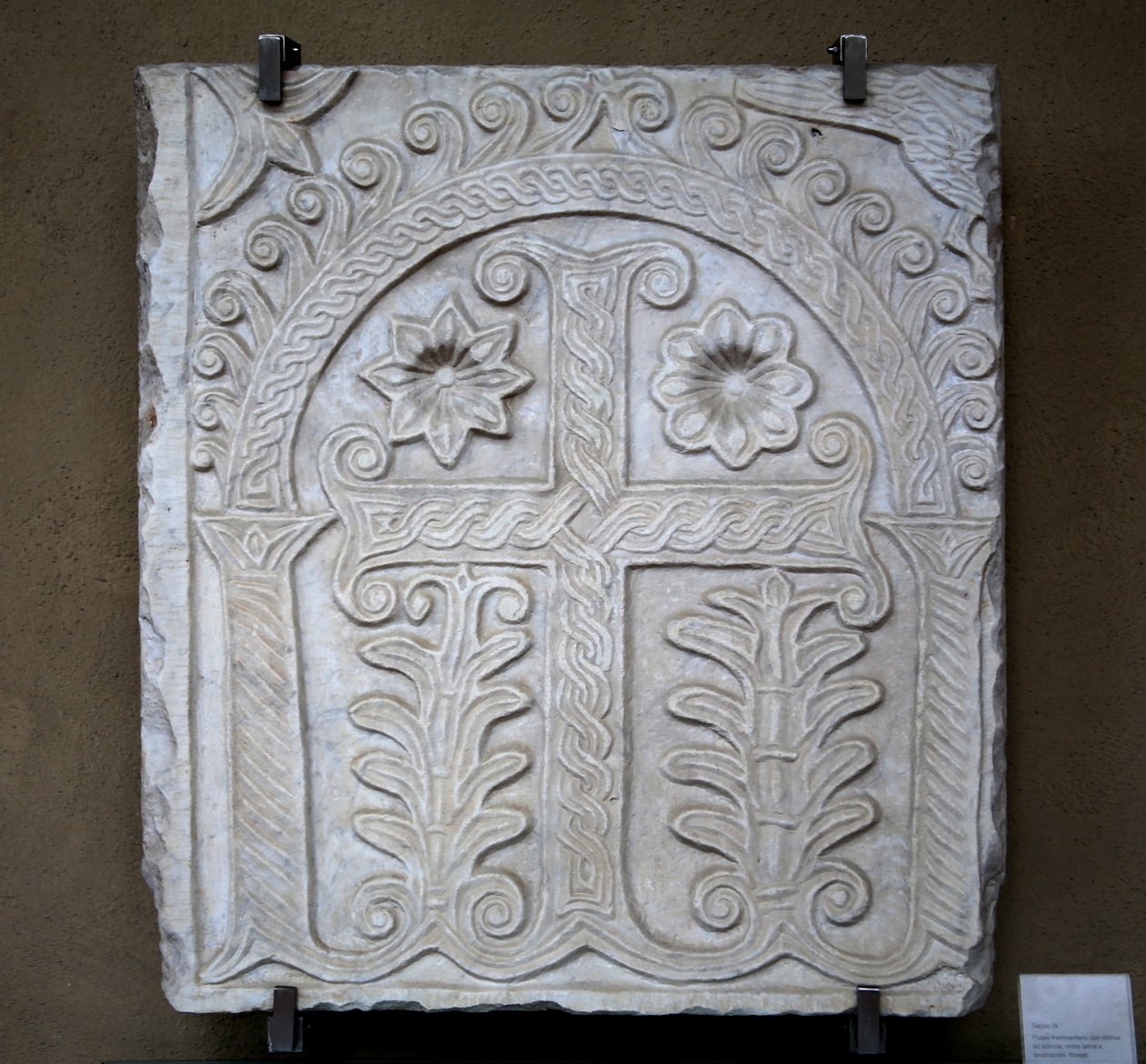Stele med kors og blomsterdekor av Italian School