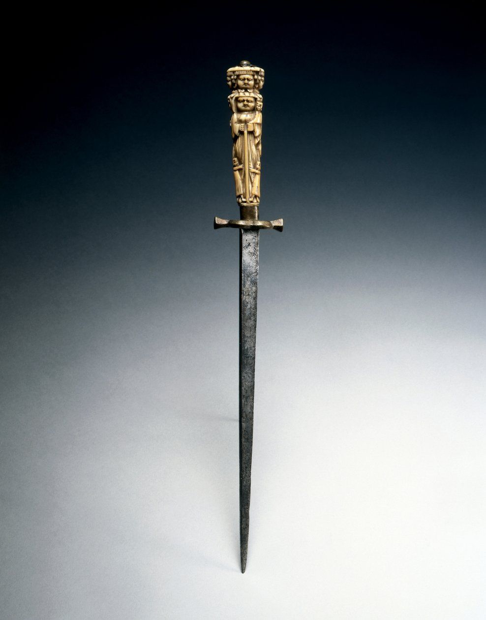 Stiletto med grep utformet som figurer av veldedighet, rettferdighet og håp, ca. 1650 (stål, messing og elfenben) av Italian School