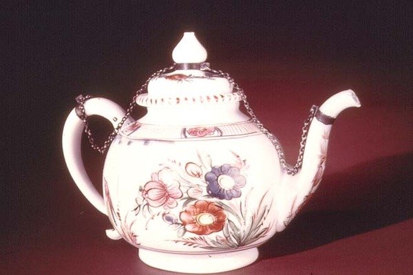 Tekanne med emaljert blomsterdesign, muligens venetiansk, ca. 1750 (porselen) av Italian School