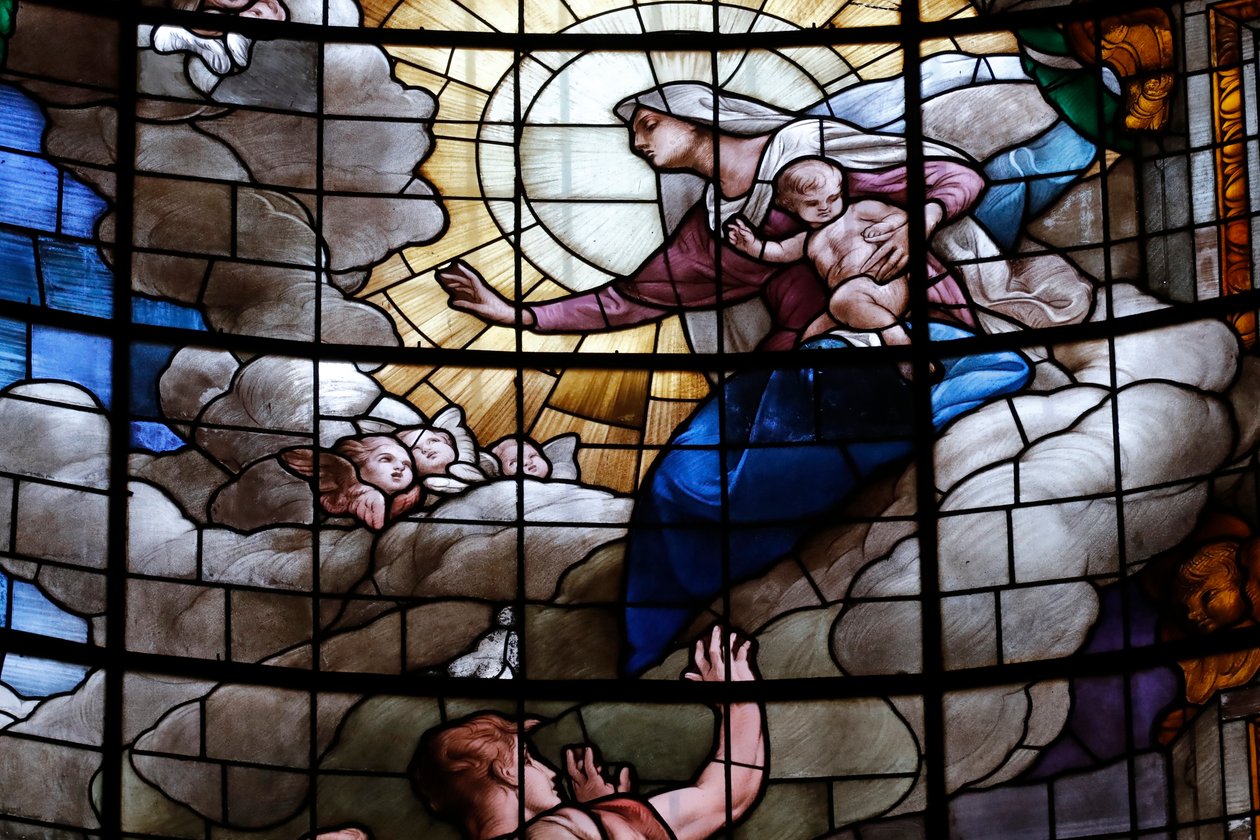 Jomfru Marias antagelse til himmelen. Glassmaleri vindu. Genova katedral, San Lorenzo katedral. Genova. Italia. av Italian School