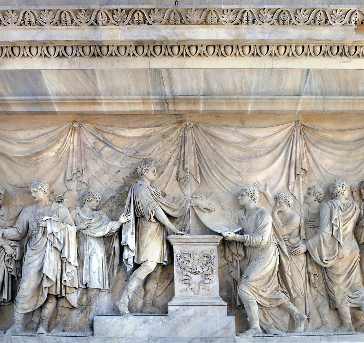 Praha-kongressen, detalj av Arch of Peace, Milano, Italia (marmor) av Italian School