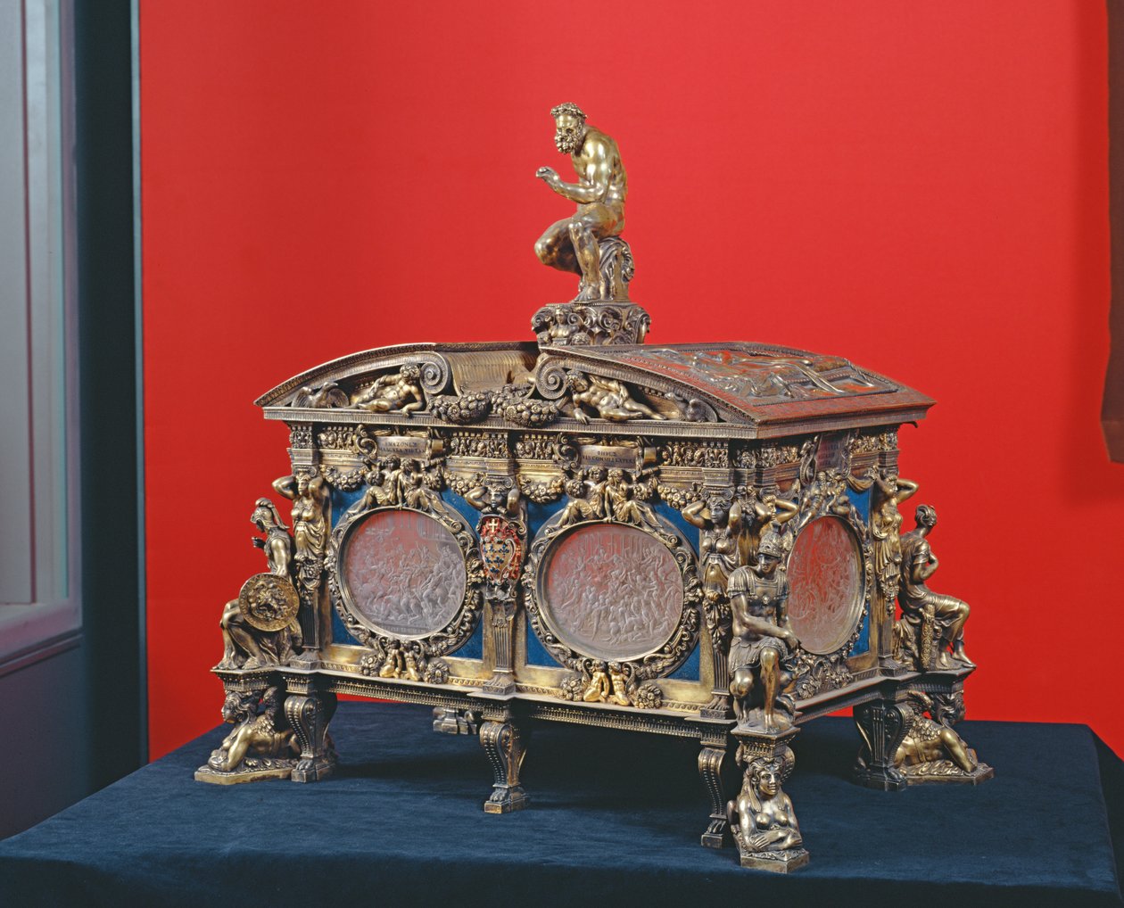 The Farnese Chest, av Sebastiano Sbarri (fl.1548-61) og Giovanni Bernardo da Castel Bolognese, 1548 (sølv og lapis lazuli) av Italian School