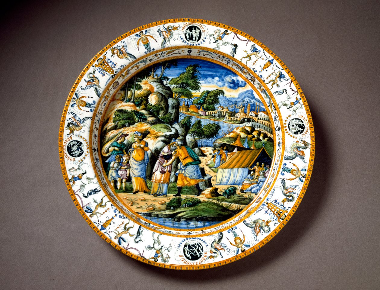 Møtet mellom Aaron og Moise Keramisk plate produsert i Urbino i verkstedet Fontana, Italia. 1550 rundt Firenze, Museo Nazionale del Bargello - Møtet mellom Aaron og Moses, keramisk plate fra Fontana-verkstedet, Urbino, Italia. Cirka 1550. Nationa av Italian School