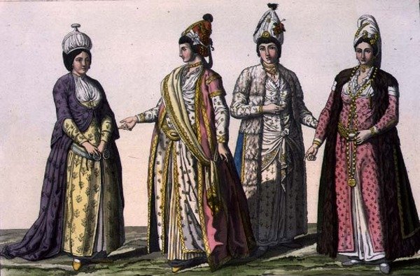 Tre kvinner i (LtoR) vinter-, vår- og sommermoter og en i mote for graviditet, plate 59 fra del III, bind I av 