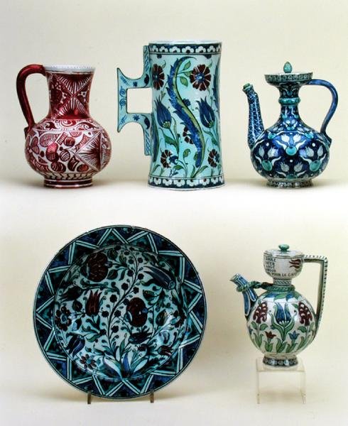 Topp, L-R: Kanne; Stor Tankard; Orientalsk kaffekanne; Bunn, L-R: Lader; Orientalsk kaffekanne, alt maiolica fra Cantagalli Factory, ca. 1890 (keramikk) av Italian School