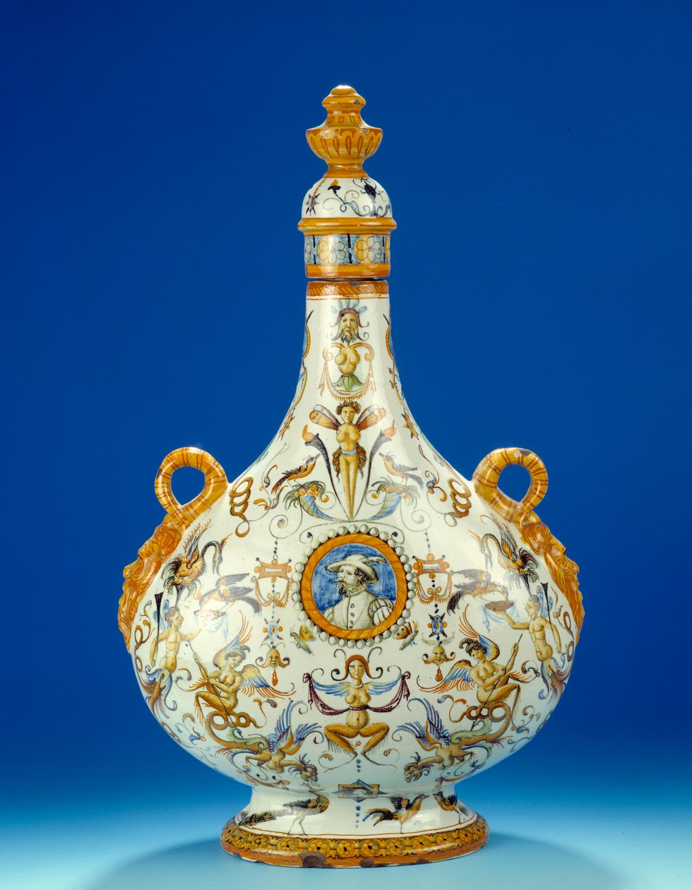 Vase i form av en kalebass i majolica (majolika) laget i fajansefabrikkene i Fontana i Urbino i Italia 1570-1580 Paris, Musee du Petro Palais av Italian School
