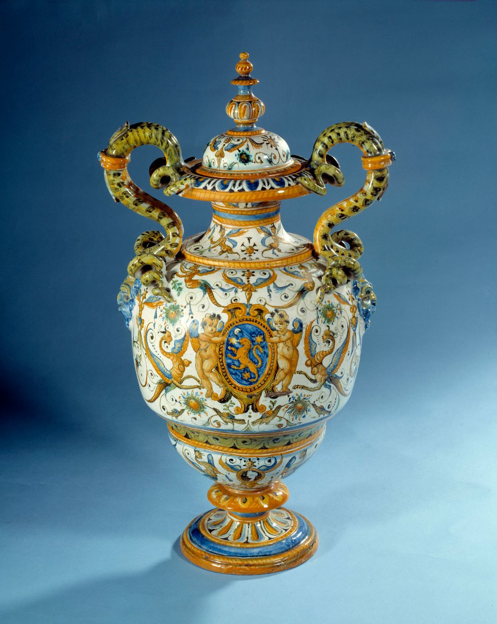 Vase med vridde håndtak i majolic (maiolica) laget i fajansefabrikkene til Patanazzi i Italia (slutten av 1500- og 1600-tallet) Paris, Louvre-museet av Italian School